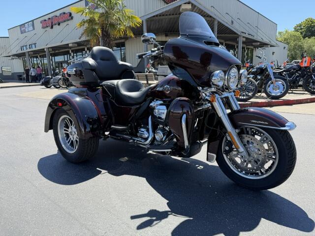 2022 Harley-Davidson® Tri Glide® Ultra Midnight Crimson/Vivid Black