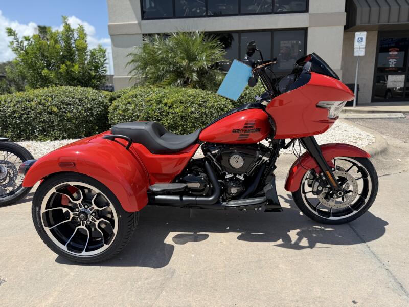 2026 Harley-Davidson® Road Glide 3 Blood Orange