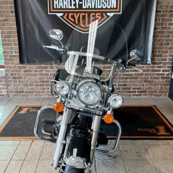 2017 Harley-Davidson® Road King® Vivid Black thumb 2