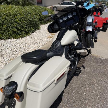 2023 Harley-Davidson® Street Glide® ST White Sand Pearl thumb 2