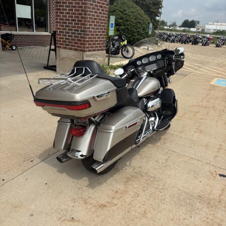 2018 Harley-Davidson® Ultra Limited Vivid Black thumb 2