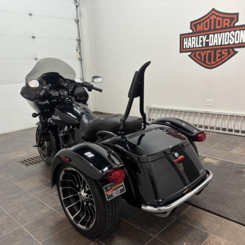 2023 Harley-Davidson® Road Glide® 3 Vivid Black thumb 1