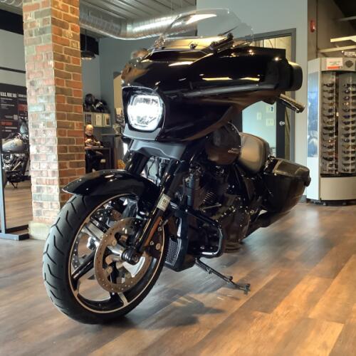 Harley-Davidson® Street Glide® 2024 FLHX U902-24 Vivid Black - Black Finish thumb 2