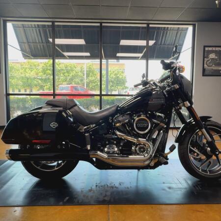 2021 Harley-Davidson® Sport Glide® Vivid Black Deluxe thumb 1