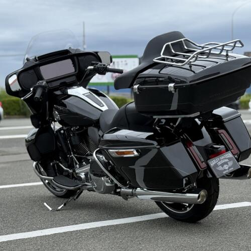 2025 Harley-Davidson® Street Glide™ Ultra Vivid Black Chrome Trim thumb 1