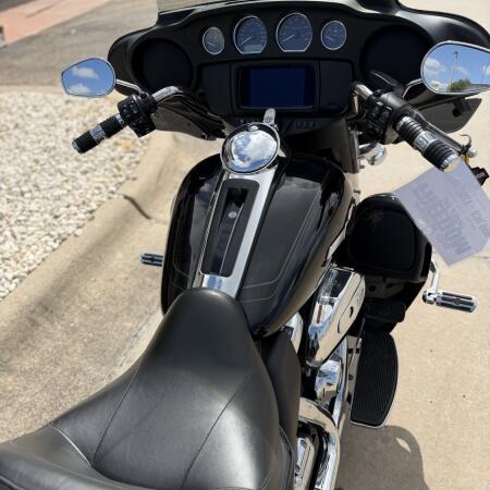 2022 Harley-Davidson® Tri Glide® Ultra Vivid Black thumb 2