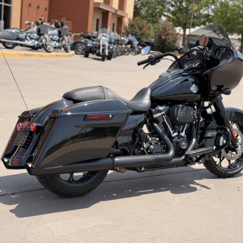 2022 Harley-Davidson® Road Glide® Special FLTRXS Vivid Black 665513 thumb 2