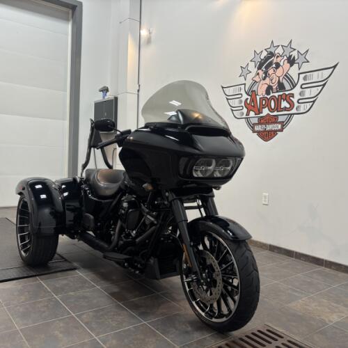 2023 Harley-Davidson® Road Glide® 3 Vivid Black thumb 3
