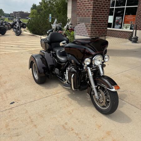 2011 Harley-Davidson® Tri Glide™ Ultra Classic® Two-Tone Merlot Sunglo/Vivid Black thumb 3