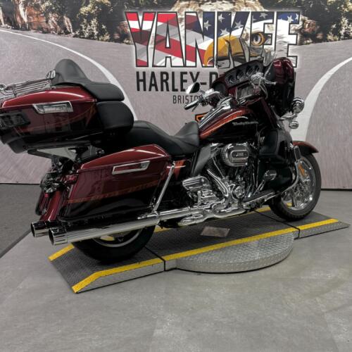 2014 FLHTKSE CVO™ Electra Glide Ultra Limited® thumb 3