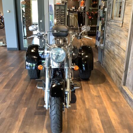 Harley-Davidson® Freewheeler® 2016 FLRT U893-16 Vivid Black thumb 0