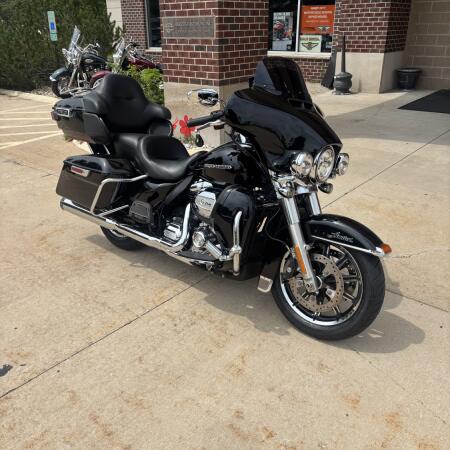 2019 Harley-Davidson® Ultra Limited Vivid Black thumb 3