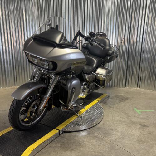 2016 Harley-Davidson® Road Glide® Ultra BIL SLVR/V BLK W/PINSTRIPE thumb 2