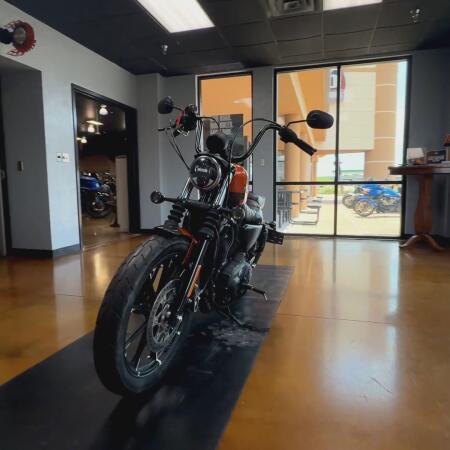 2020 Harley-Davidson® Iron 883™ SRCHORG/SLVFLUX W/PINSTRIPE thumb 3