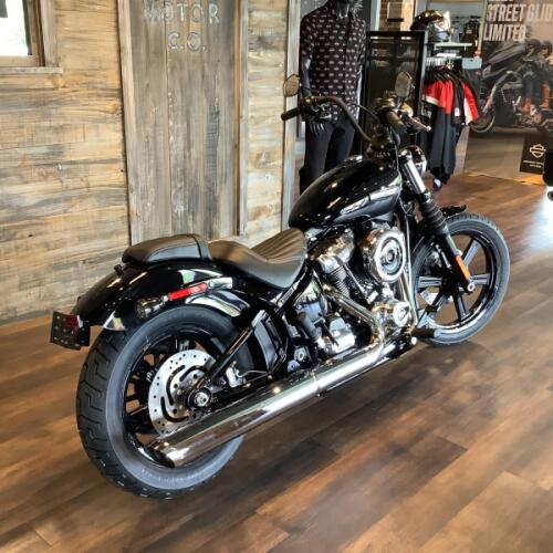 Harley-Davidson® Street Bob® 2026 FXBB S19-26 Vivid Black Chrome Cast Wheels thumb 0
