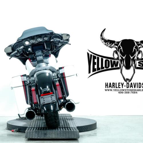 2021 Harley-Davidson® CVO™ Street Glide® Great White Pearl thumb 2