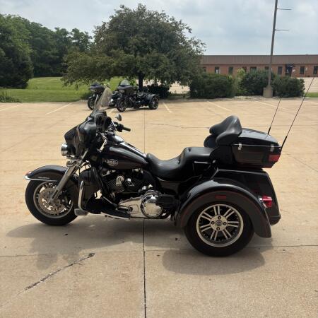 2011 Harley-Davidson® Tri Glide™ Ultra Classic® Two-Tone Merlot Sunglo/Vivid Black thumb 0