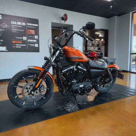 2020 Harley-Davidson® Iron 883™ SRCHORG/SLVFLUX W/PINSTRIPE thumb 2