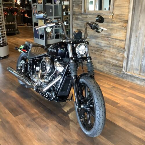 Harley-Davidson® Street Bob® 2026 FXBB S19-26 Vivid Black Chrome Cast Wheels thumb 3