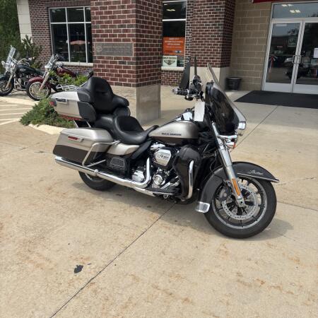 2018 Harley-Davidson® Ultra Limited Vivid Black thumb 3