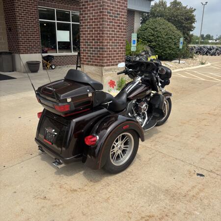 2011 Harley-Davidson® Tri Glide™ Ultra Classic® Two-Tone Merlot Sunglo/Vivid Black thumb 2