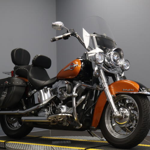2016 Harley-Davidson® Heritage Softail® Classic Two-Tone Amber Whiskey/Vivid Black thumb 2
