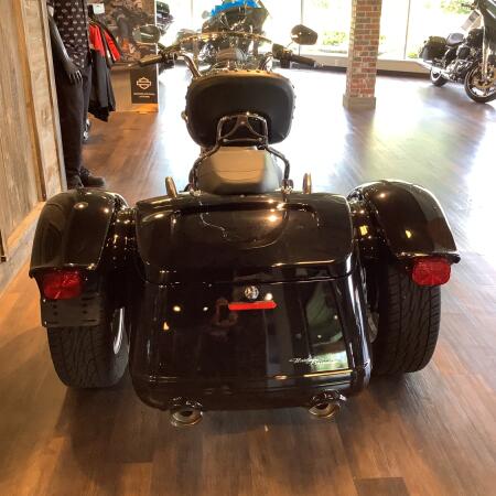 Harley-Davidson® Freewheeler® 2016 FLRT U893-16 Vivid Black thumb 1