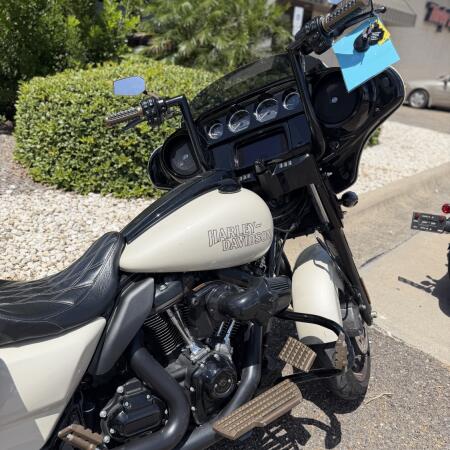 2023 Harley-Davidson® Street Glide® ST White Sand Pearl thumb 3