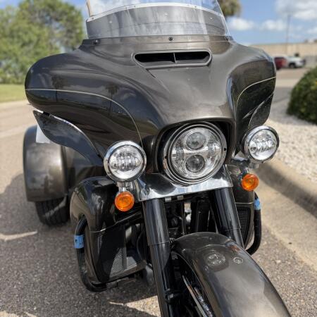 2020 Harley-Davidson® Tri Glide® Ultra RVR RCK GRY/BLK W/PINSTRIPE thumb 2