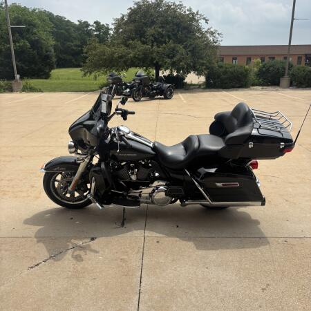 2019 Harley-Davidson® Ultra Limited Vivid Black thumb 0