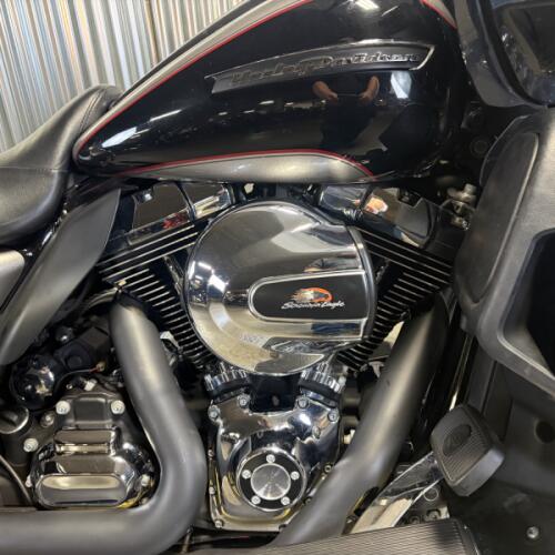 2016 Harley-Davidson® Road Glide® Ultra BIL SLVR/V BLK W/PINSTRIPE thumb 3