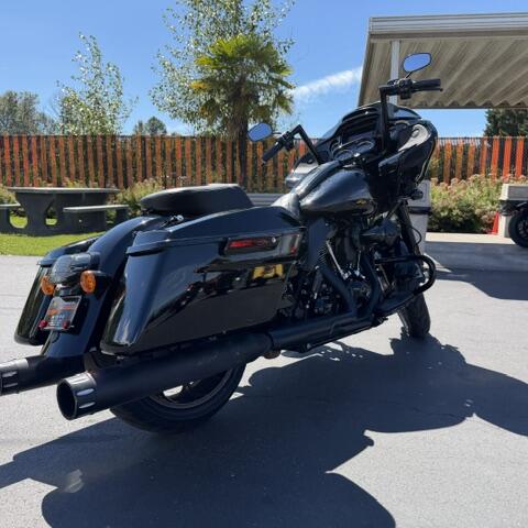 2022 Harley-Davidson® Road Glide® ST Vivid Black thumb 3
