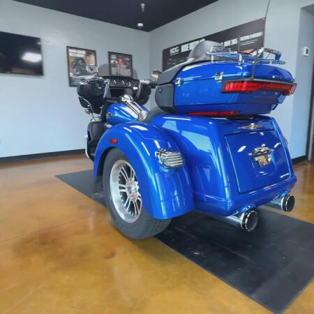 2024 Harley-Davidson® Tri Glide® Ultra Blue Burst thumb 3