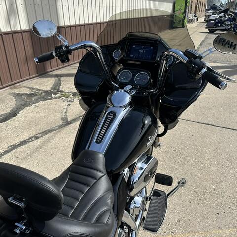 FLTRT 2023 Road Glide® 3 thumb 1