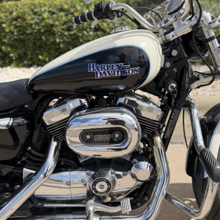 2014 Harley-Davidson® SuperLow® 1200T B WHT/MDNTE PRL W/ PINSTRIP thumb 3