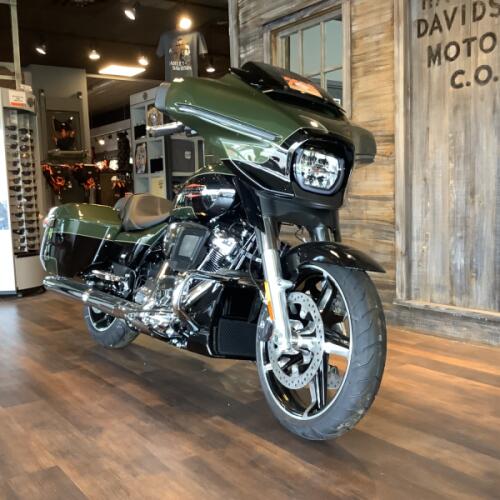 Harley-Davidson® Street Glide® 2026 FLHX T12-26 Olive Steel Metallic / Vivid Black Chrome Trim thumb 3