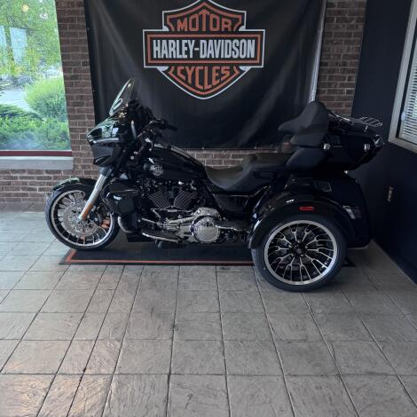 2026 Harley-Davidson® Street Glide 3 Limited Vivid Black Chrome Trim thumb 0