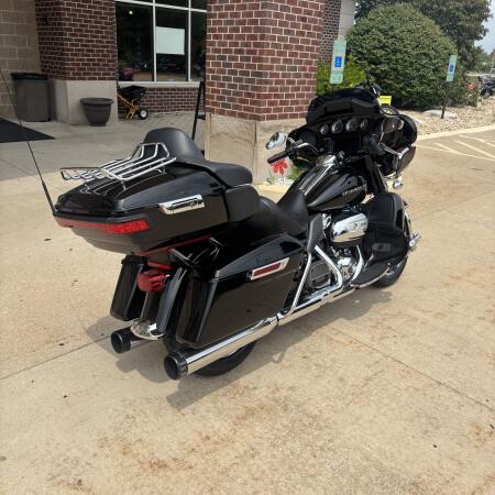 2019 Harley-Davidson® Ultra Limited Vivid Black thumb 2
