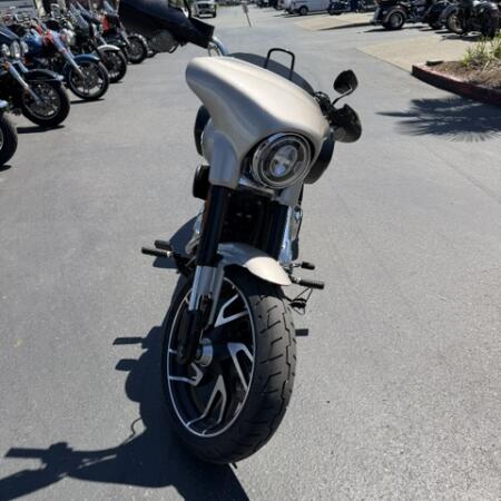 2018 Harley-Davidson® Sport Glide™ Silver Fortune thumb 3