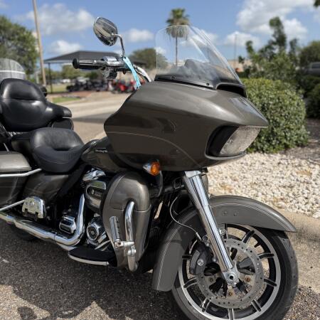 2018 Harley-Davidson® Road Glide® Ultra Industrial Gray thumb 3