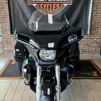 2026 Harley-Davidson® Street Glide 3 Limited Vivid Black Chrome Trim thumb 2