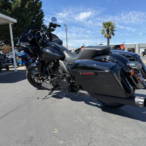 2022 Harley-Davidson® Road Glide® ST Vivid Black thumb 1