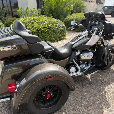 2020 Harley-Davidson® Tri Glide® Ultra RVR RCK GRY/BLK W/PINSTRIPE thumb 0