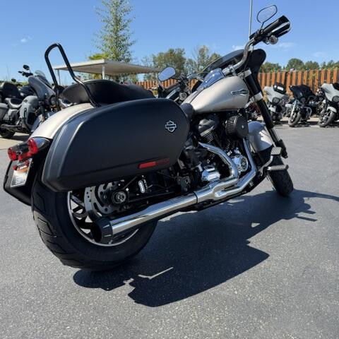 2018 Harley-Davidson® Sport Glide™ Silver Fortune thumb 1