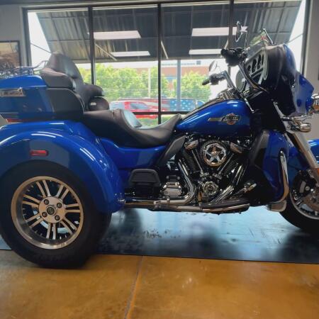 2024 Harley-Davidson® Tri Glide® Ultra Blue Burst thumb 0