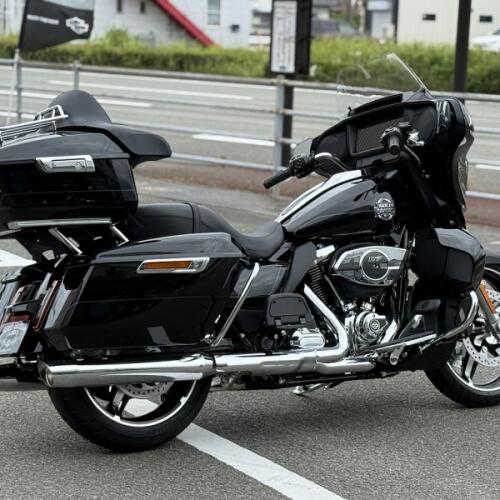2025 Harley-Davidson® Street Glide™ Ultra Vivid Black Chrome Trim thumb 2