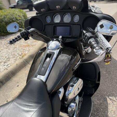 2020 Harley-Davidson® Tri Glide® Ultra RVR RCK GRY/BLK W/PINSTRIPE thumb 1