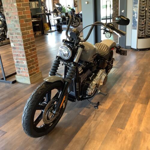 Harley-Davidson® Street Bob® 2026 FXBB S15-26 Dark Billiard Gray Chrome Cast Wheels thumb 1