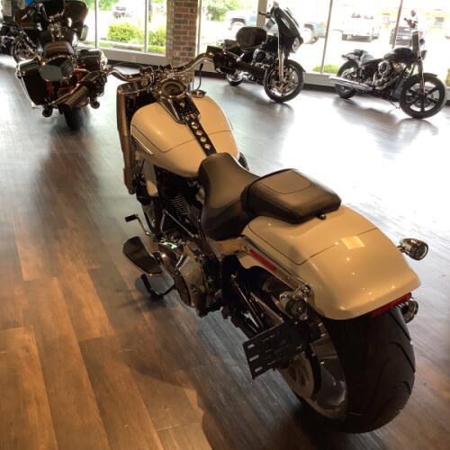 Harley-Davidson® Fat Boy® 2026 FLFB S11-26 White Onyx Pearl Chrome Trim thumb 1