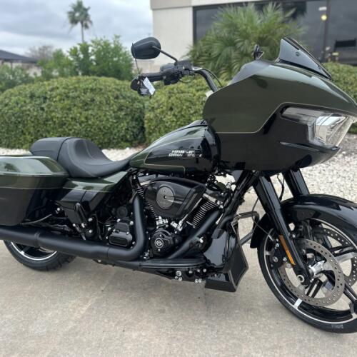 2026 Harley-Davidson® Road Glide® OLIV STL MTL/BLK W/ PINSTRI thumb 3